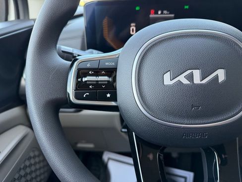 New 2026 Kia Carnival LX FWD image 32
