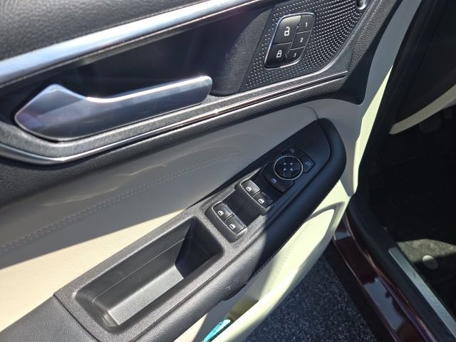 Used 2023 Ford Edge Titanium w/ Class II Trailer Tow Package AWD/4WD image 12