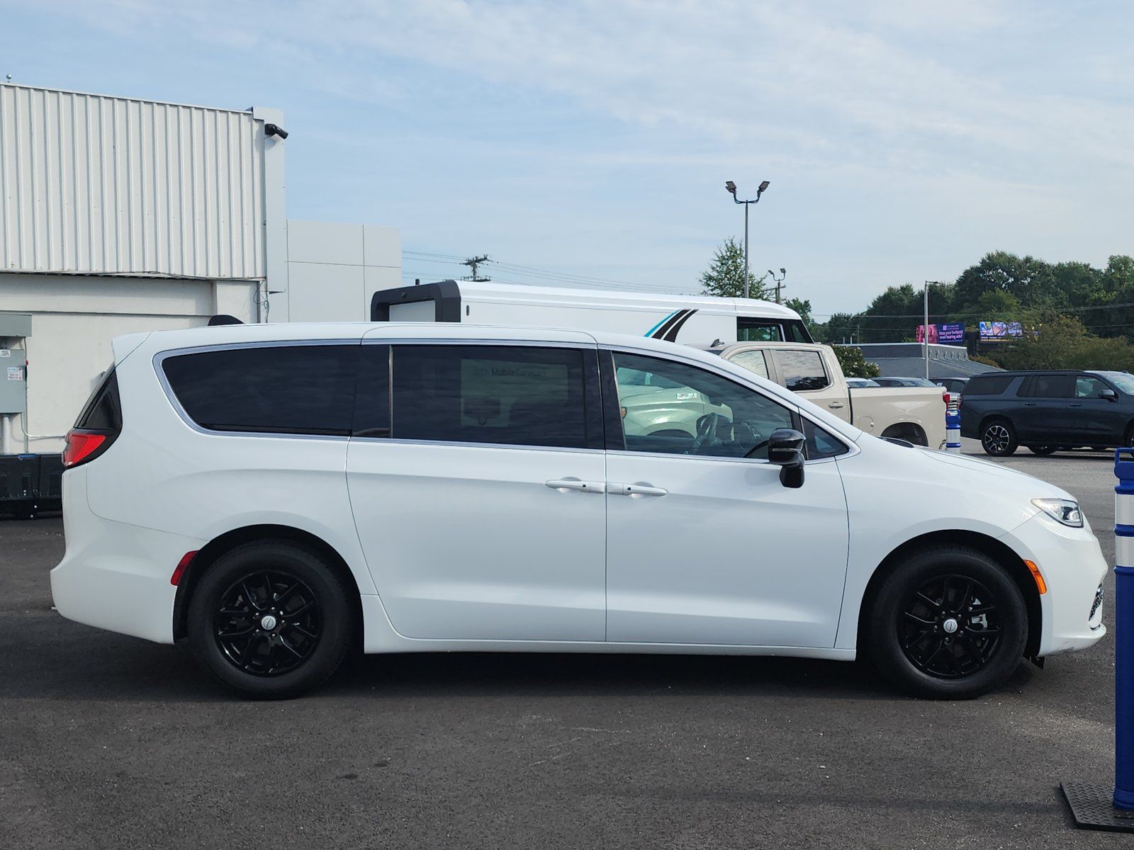 Used 2025 Chrysler Pacifica Select FWD image 6