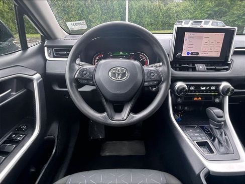 Used 2025 Toyota RAV4 XLE AWD/4WD image 17