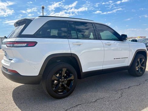 Used 2025 Jeep Grand Cherokee Limited w/ Luxury Tech Group II image 3