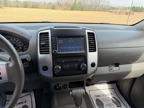 Used 2019 Nissan Frontier SV image 12
