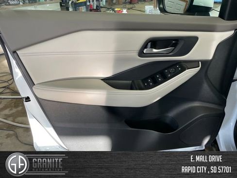 Used 2024 Nissan Rogue SV w/ SV Premium Package image 10