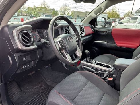 Used 2020 Toyota Tacoma SR5 AWD/4WD image 14