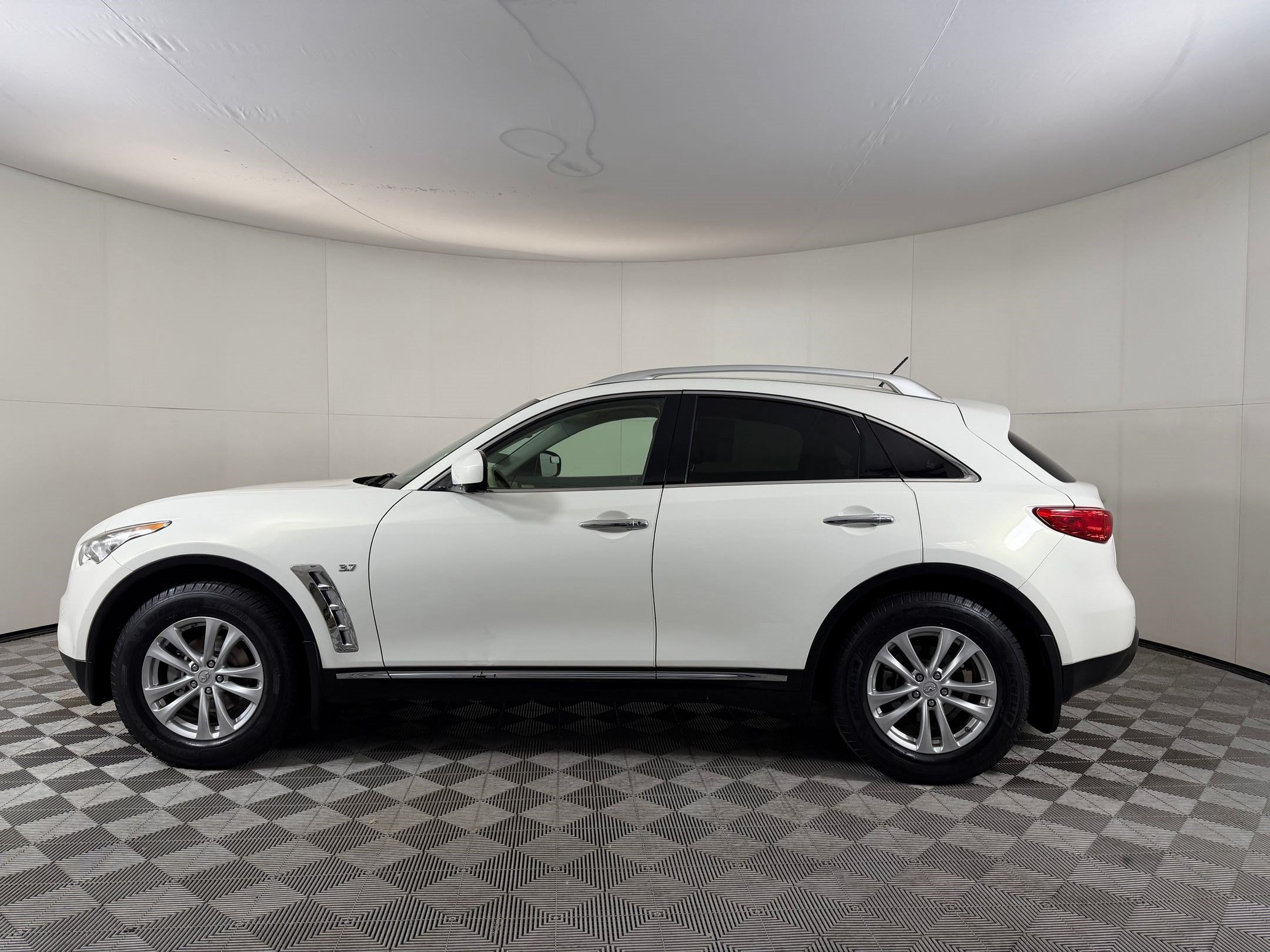 Used 2016 INFINITI QX70 AWD w/ Premium Package image 2
