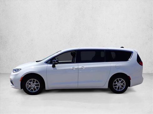 Used 2024 Chrysler Pacifica Touring-L FWD image 2