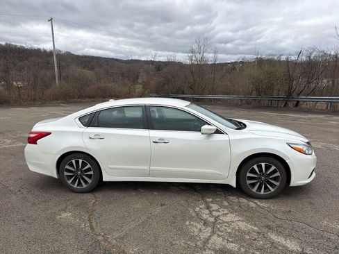 Used 2017 Nissan Altima 2.5 SV image 2