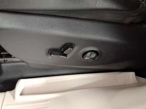 Used 2022 Chrysler Pacifica Touring-L FWD image 15