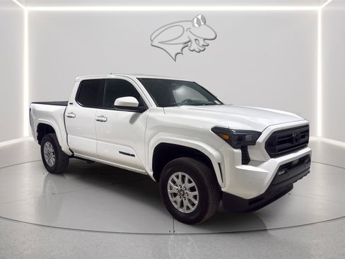 Used 2024 Toyota Tacoma SR5 AWD/4WD image 8
