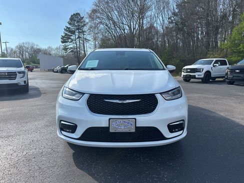 Used 2023 Chrysler Pacifica Touring-L image 8