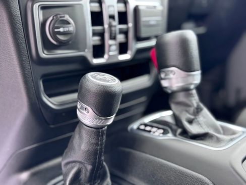 Used 2023 Jeep Wrangler Unlimited w/ Sun & Screen Package image 27