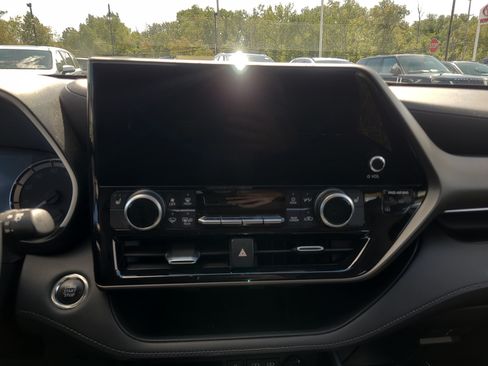 Used 2023 Toyota Highlander XLE AWD/4WD image 20
