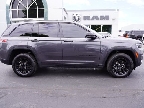 Used 2025 Jeep Grand Cherokee Altitude AWD/4WD image 2
