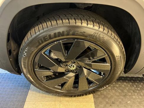 Certified 2024 Volkswagen Atlas SE FWD image 9