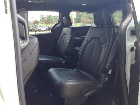New 2027 Chrysler Pacifica Select FWD image 15