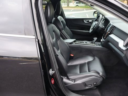 Used 2019 Volvo XC60 T5 Momentum w/ Multimedia Package image 22