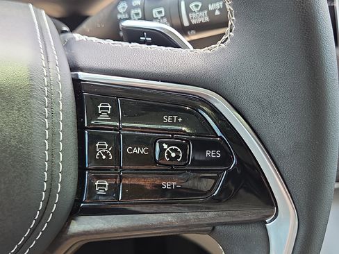 Used 2023 Jeep Grand Cherokee Overland w/ Luxury Tech Group IV AWD/4WD image 22