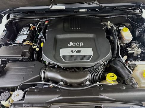 Used 2017 Jeep Wrangler Unlimited Sahara w/ Quick Order Package 24E Chief AWD/4WD image 29