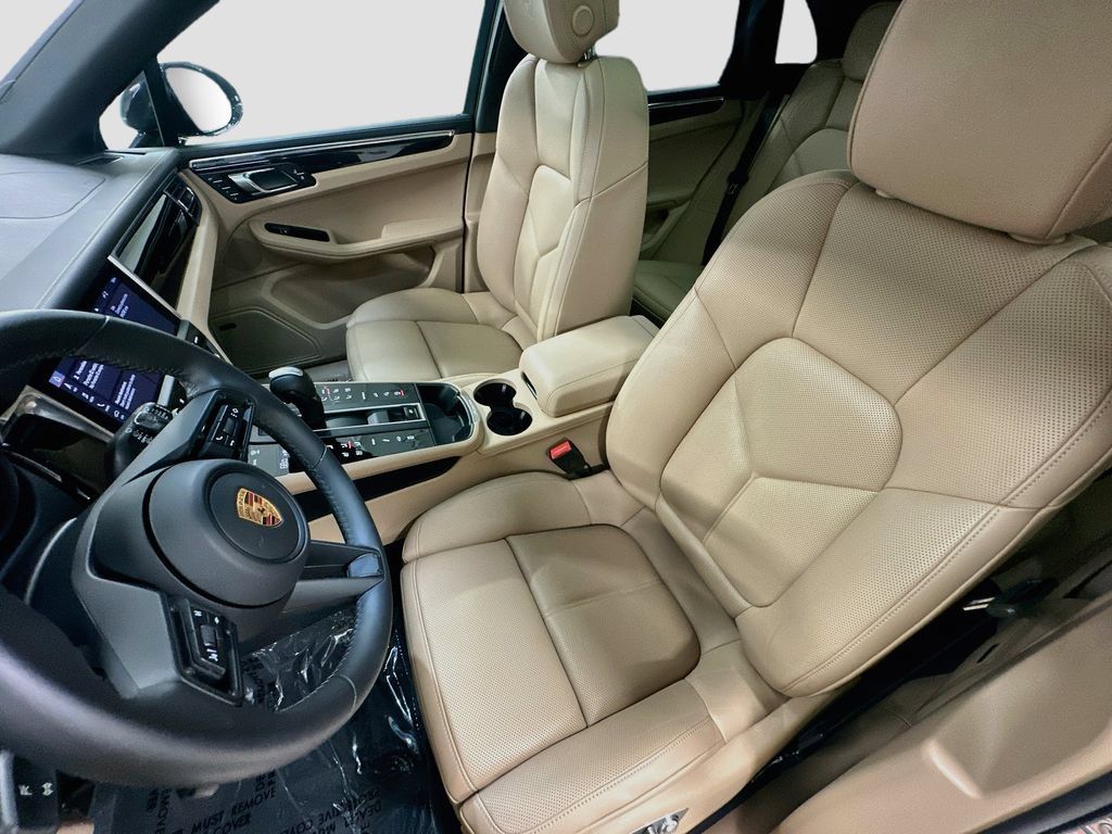 Certified 2025 Porsche Macan AWD/4WD image 5