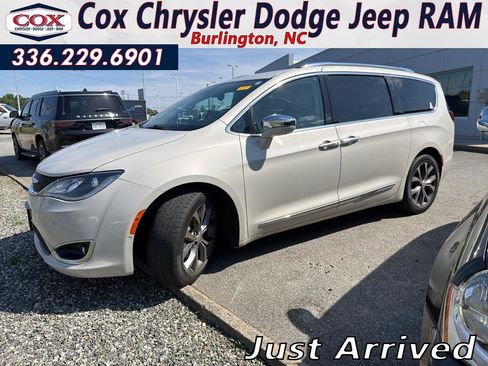 Used 2017 Chrysler Pacifica Limited w/ UConnect Theater Package FWD image 1