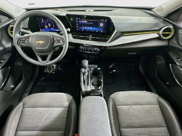 Used 2025 Chevrolet Trax LT FWD image 13