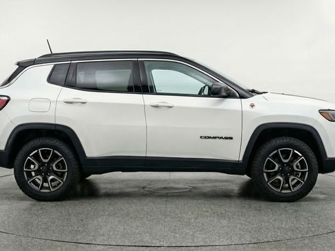Used 2025 Jeep Compass Trailhawk AWD/4WD image 11