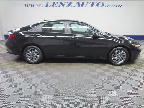 Used 2024 Hyundai Elantra SEL image 2