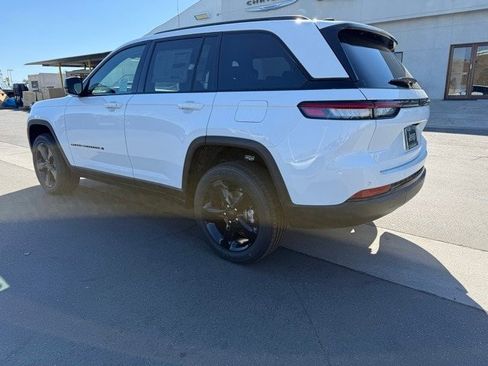 New 2025 Jeep Grand Cherokee Altitude image 4