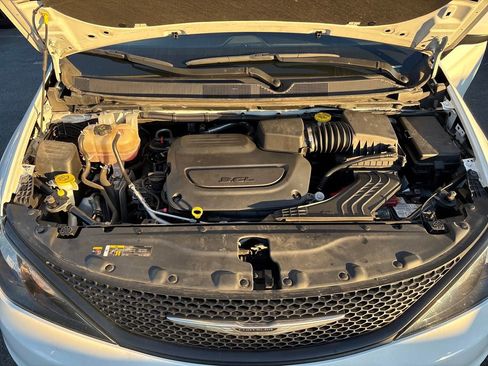 Used 2022 Chrysler Voyager LX image 10