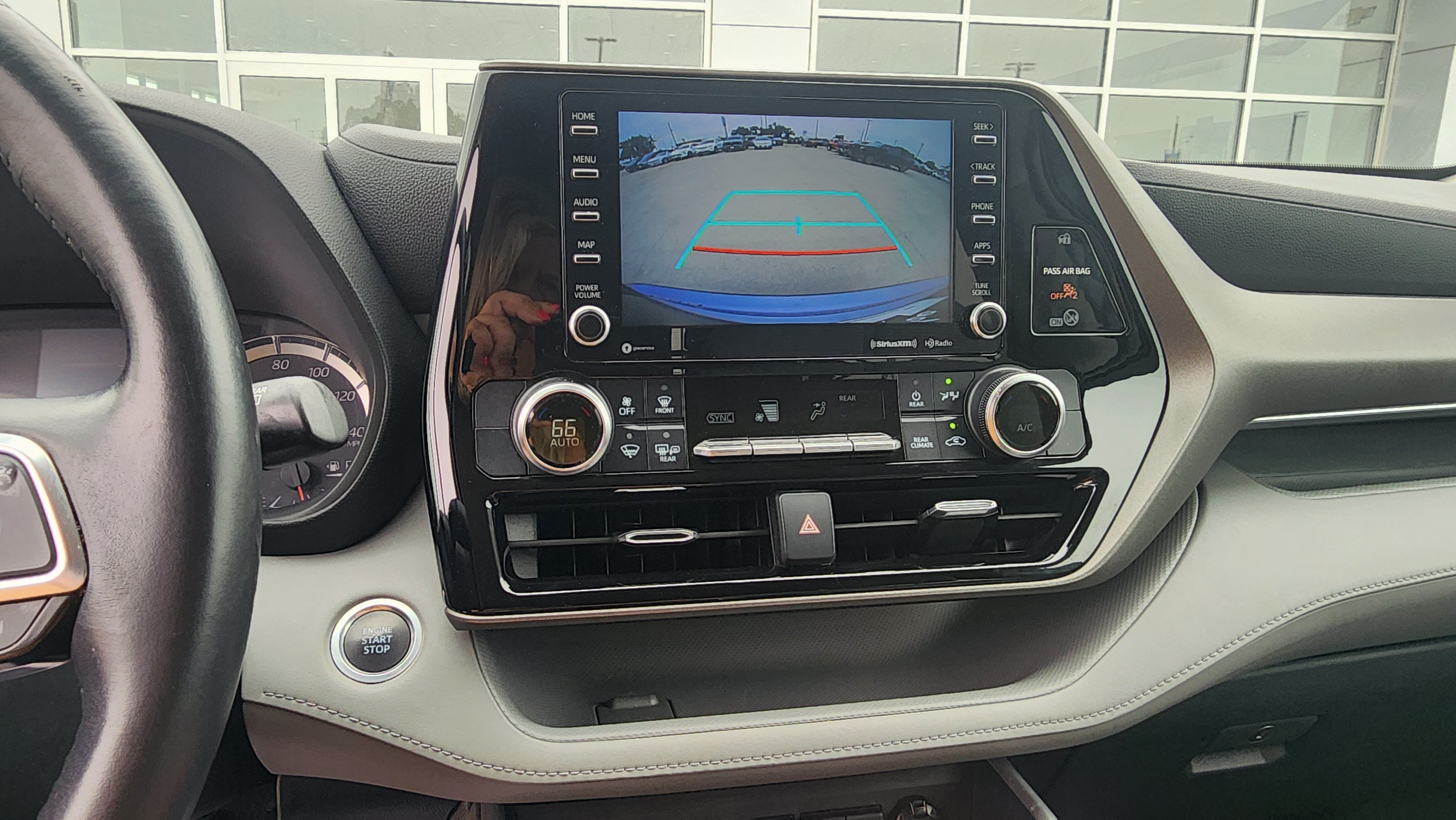 Used 2020 Toyota Highlander LE AWD/4WD image 16