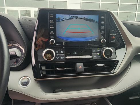 Used 2020 Toyota Highlander LE AWD/4WD image 16