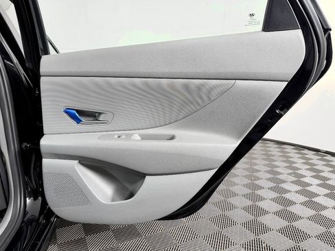 Used 2022 Hyundai Elantra SE FWD image 39
