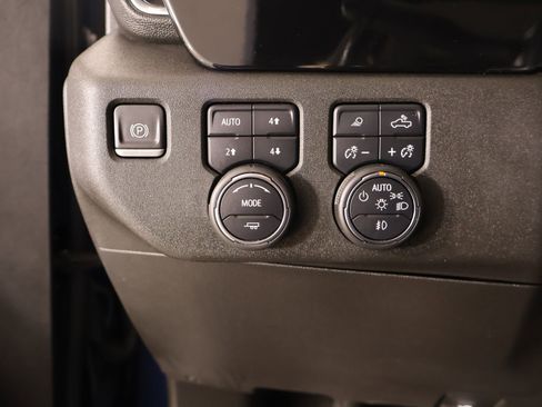 Used 2022 Chevrolet Silverado 1500 High Country w/ High Country Premium Package AWD/4WD image 9