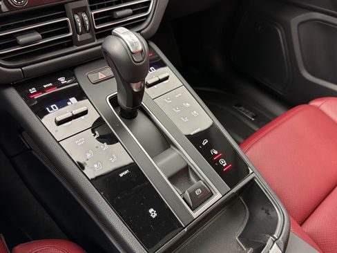 Certified 2025 Porsche Macan AWD/4WD image 19
