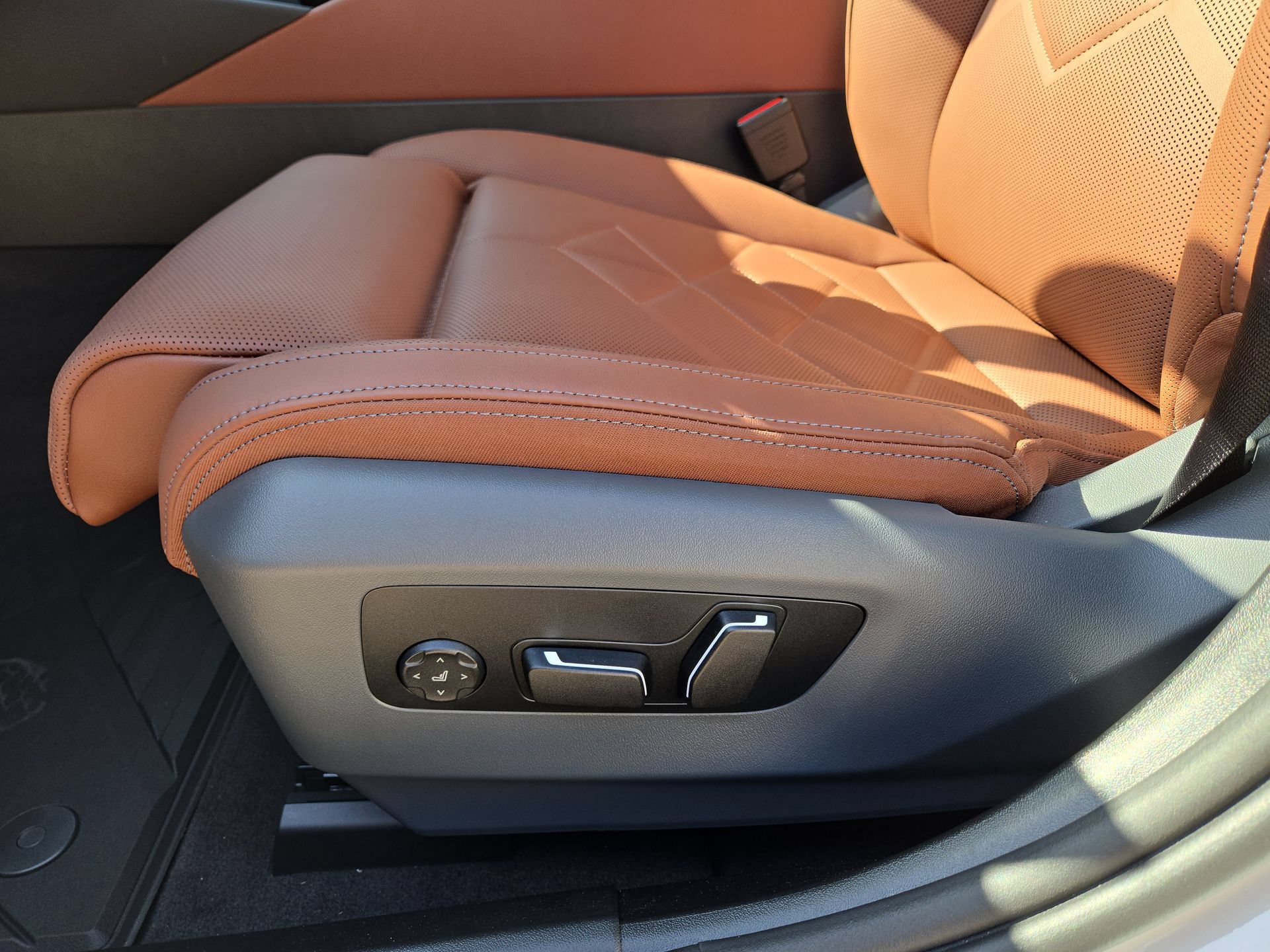 New 2027 BMW 550e xDrive AWD/4WD image 17