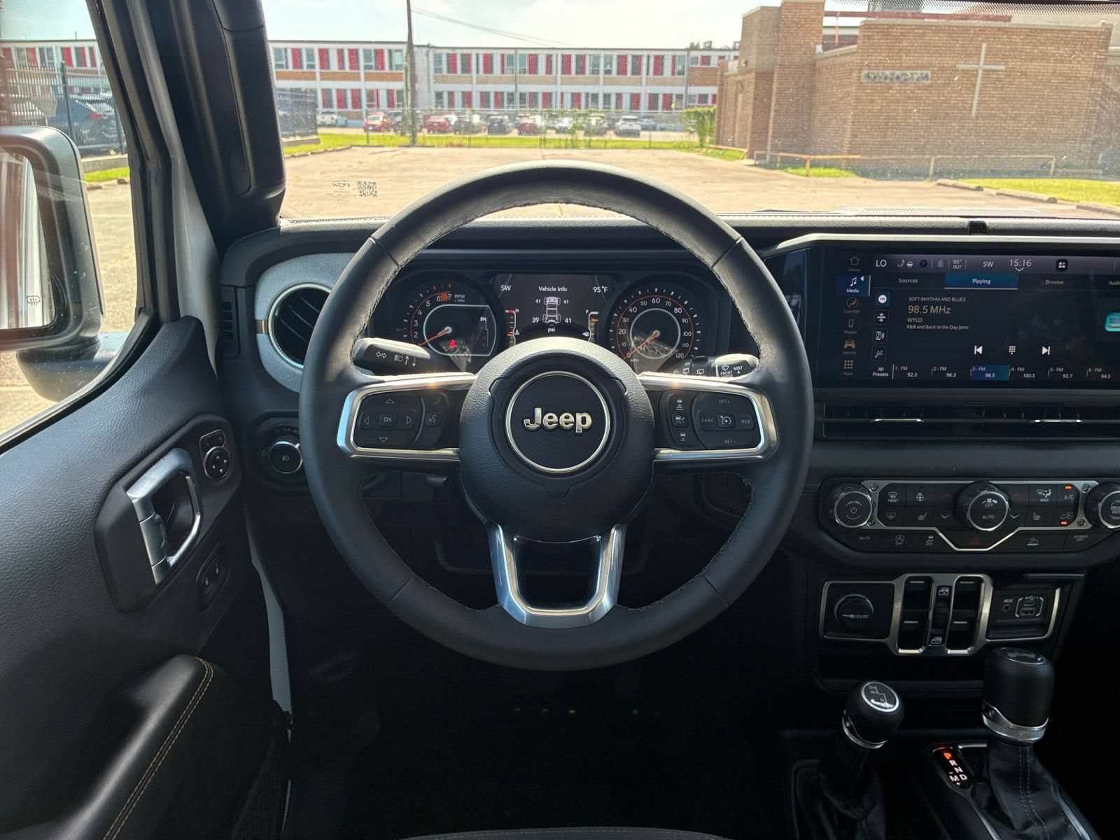 Used 2025 Jeep Wrangler Unlimited Sahara AWD/4WD image 32
