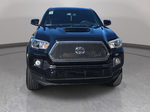 Used 2017 Toyota Tacoma TRD Sport w/ Tow Package AWD/4WD image 2