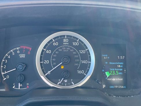 Used 2020 Toyota Corolla LE image 2