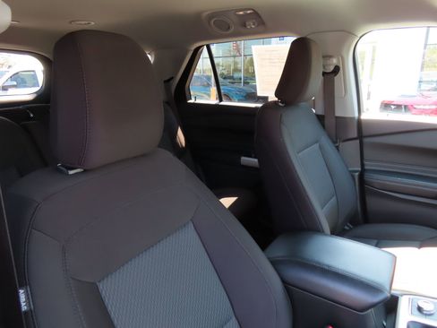 Used 2022 Ford Explorer XLT image 35