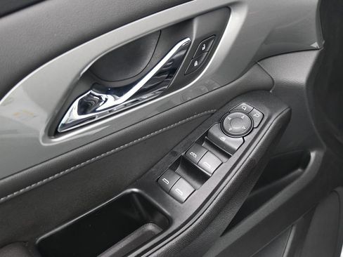 Used 2023 Chevrolet Traverse LT image 17