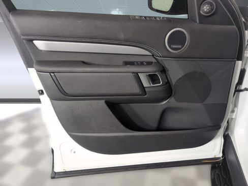 Used 2025 Land Rover Discovery Dynamic SE image 19