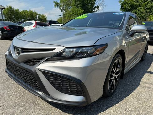 Used 2022 Toyota Camry SE w/ Carpet Mat Package (TMS) AWD/4WD image 2