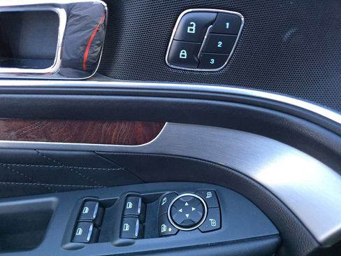 Used 2018 Ford Explorer Platinum image 32