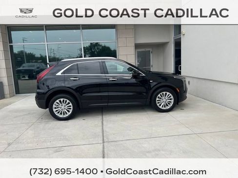 Certified 2024 Cadillac XT4 Luxury w/ Cold Weather Package FWD image 4
