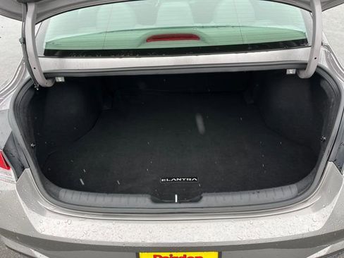 Used 2022 Hyundai Elantra SEL w/ Convenience Package FWD image 13