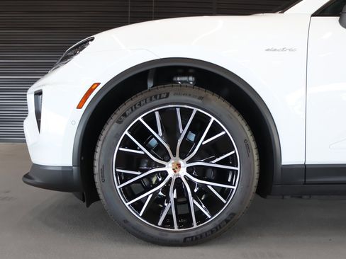 New 2026 Porsche Macan 4 Electric image 25