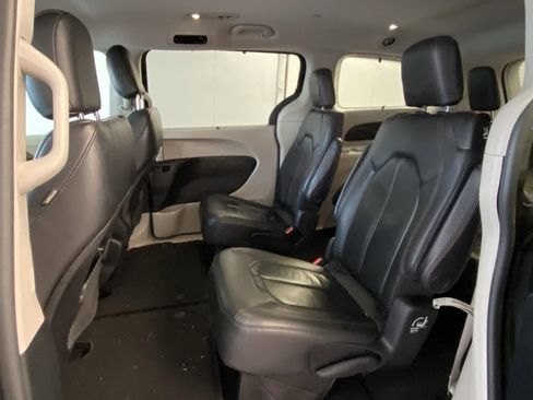 Used 2019 Chrysler Pacifica Touring-L image 17