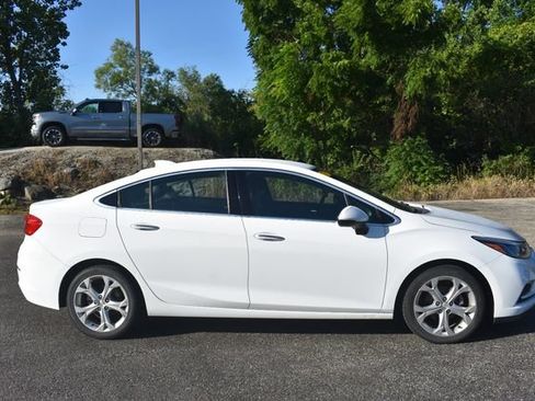 Used 2017 Chevrolet Cruze Premier FWD image 2