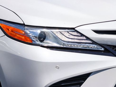 Used 2018 Toyota Camry XSE FWD image 4