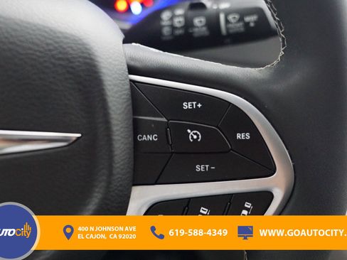 Used 2023 Chrysler Pacifica Touring-L FWD image 16